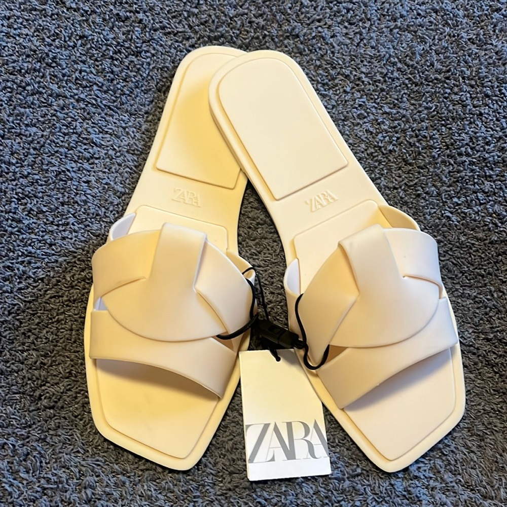 NEW Zara Jelly Slides Women Size 39/8 Ivory
Sandals